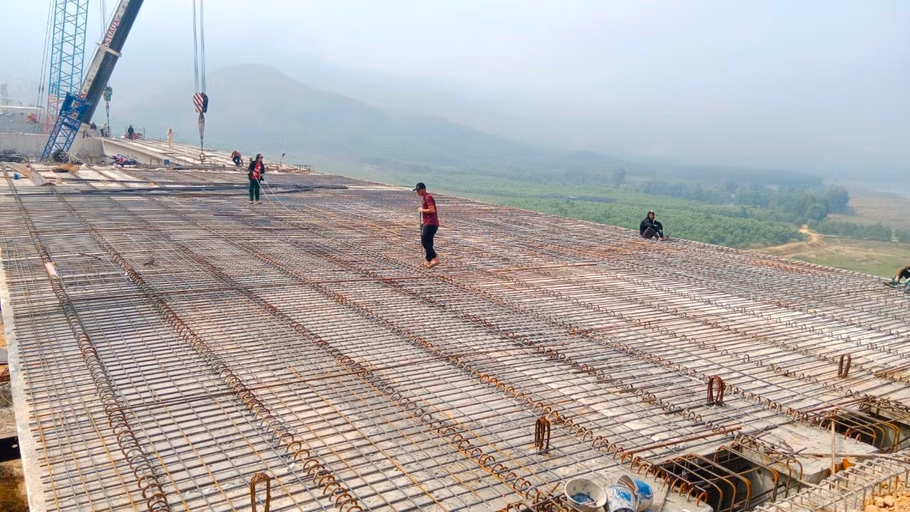Mỗi nhịp dầm Super T có chiều dài 40m. Sau khi lắp ghép dầm, các đơn vị thi công tiến hành đổ bê tông trước khi cho thảm mặt đường để hoàn thiện. Mỗi nhịp dầm Super T có chiều dài 40m. Sau khi lắp ghép dầm, các đơn vị thi công tiến hành đổ bê tông trước khi cho thảm mặt đường để hoàn thiện.