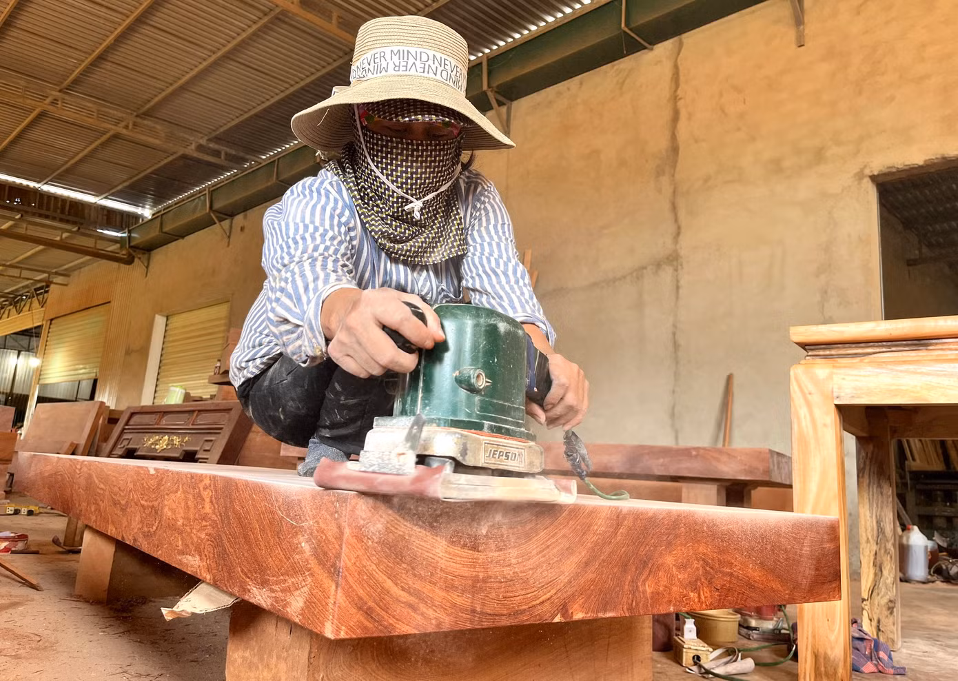 Chị Lê Thị Liễu (trú xã Quỳnh Hưng) cho biết, những năm trước hàng bán chạy nên những người chuyên làm nghề đánh bóng đồ mộc như chị cũng làm không hết việc, thu nhập ổn định. Nhưng năm nay hàng làm bán không được, công việc của chị Liễu và những công nhân khác cũng thất thường, lâu lâu mới có việc làm nên thu nhập chẳng ăn thua. Chị Lê Thị Liễu (trú xã Quỳnh Hưng) cho biết, những năm trước hàng bán chạy nên những người chuyên làm nghề đánh bóng đồ mộc như chị cũng làm không hết việc, thu nhập ổn định. Nhưng năm nay hàng làm bán không được, công việc của chị Liễu và những công nhân khác cũng thất thường, lâu lâu mới có việc làm nên thu nhập chẳng ăn thua.