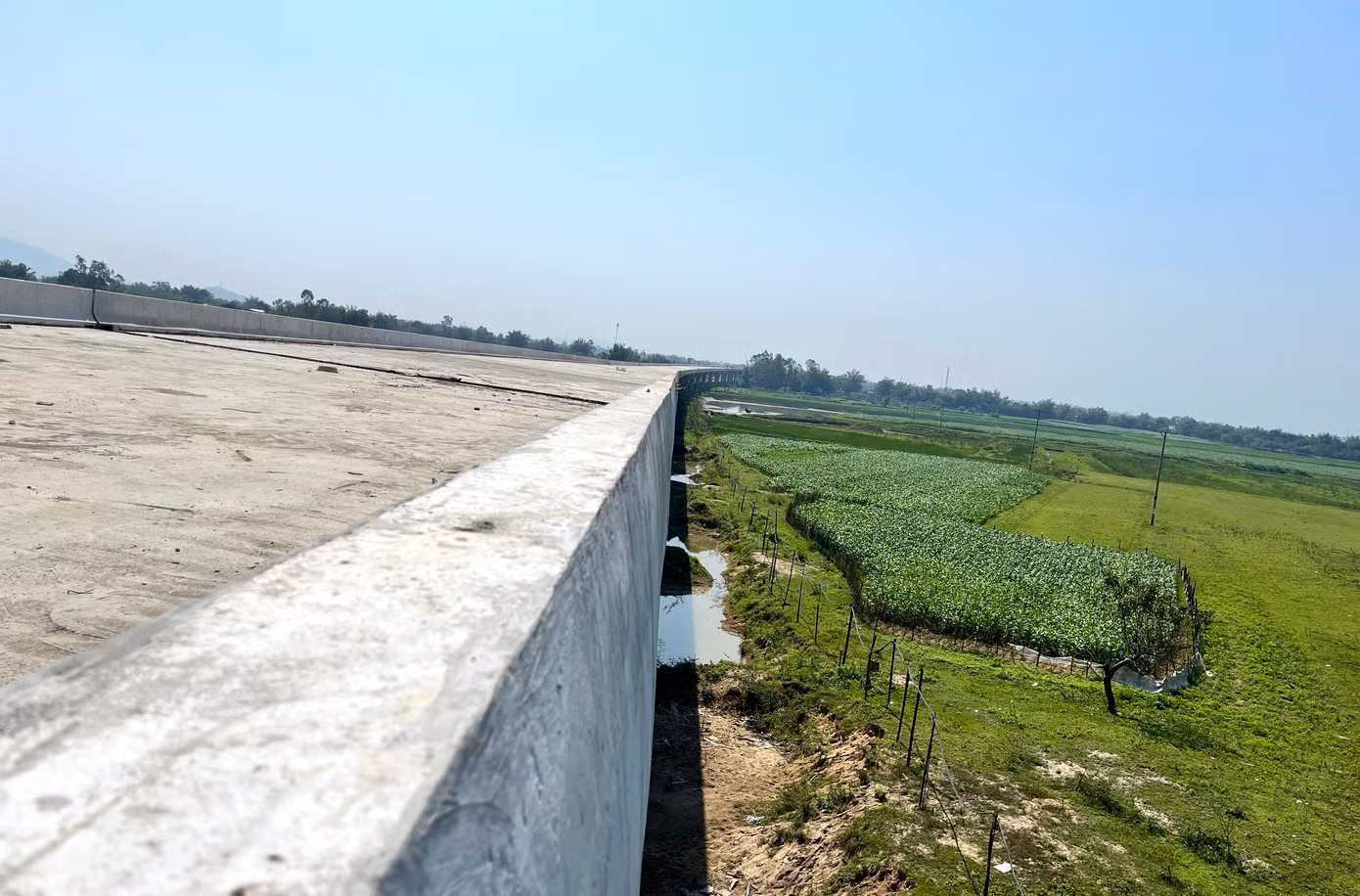 Ở phía tỉnh Hà Tĩnh, hơn 2,2km đường dẫn lên cầu Hưng Đức được làm cầu thay vì làm đường để vượt qua bãi bồi ven sông. Hiện những cây cầu này cơ bản được hoàn thiện. Ở phía tỉnh Hà Tĩnh, hơn 2,2km đường dẫn lên cầu Hưng Đức được làm cầu thay vì làm đường để vượt qua bãi bồi ven sông. Hiện những cây cầu này cơ bản được hoàn thiện.