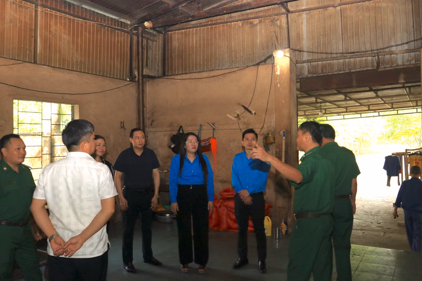 Thăm bếp ăn và nơi sinh hoạt của các học viên. Thăm bếp ăn và nơi sinh hoạt của các học viên.