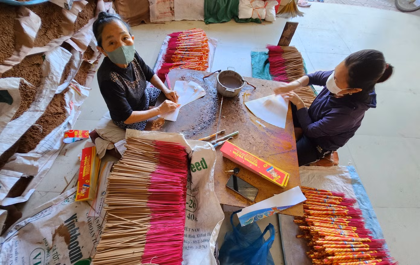 Hương sau khi phơi khô được chuyển sang cho những nhân công quấn thành từng búp và dán nhãn để giao cho khách. Được biết, hương ở làng nghề Tây Lân không chỉ phục vụ các thị trường trong nước mà còn được xuất khẩu sang nước Lào.