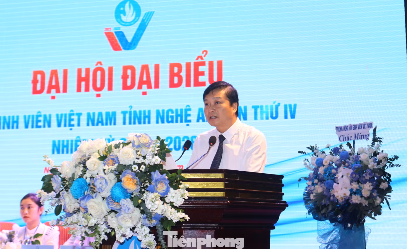 Phó Chủ tịch UBND tỉnh Nghệ An Lê Hồng Vinh phát biểu tại Đại hội.