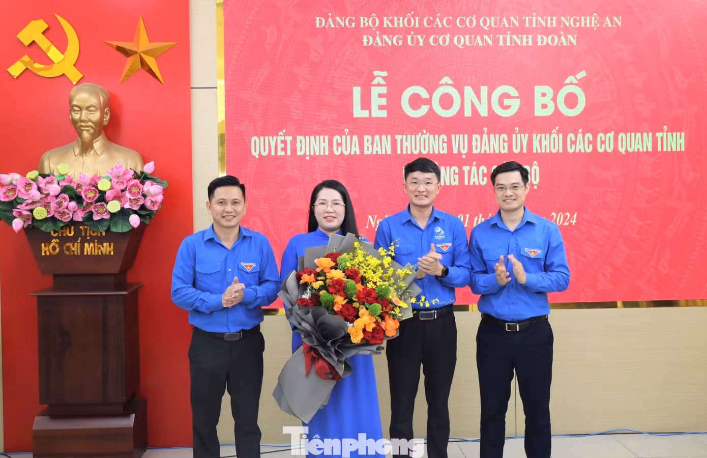 Ban Thường vụ Tỉnh Đoàn Nghệ An tặng hoa chúc mừng tân Bí thư Tỉnh Đoàn. Ban Thường vụ Tỉnh Đoàn Nghệ An tặng hoa chúc mừng tân Bí thư Tỉnh Đoàn.