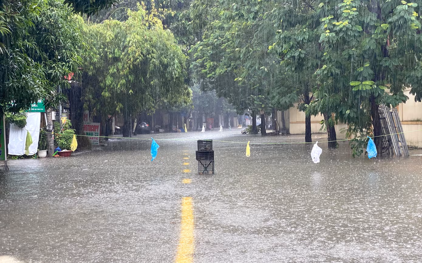 Đoạn đường Tuệ Tĩnh (phường Hưng Dũng) dẫn vào chợ Hưng Dũng bị ngập sâu hơn 70cm. Phát hiện sự việc, chính quyền địa phương và người dân đã căng dây cảnh báo để các phương tiện không đi vào khu vực nguy hiểm. Đoạn đường Tuệ Tĩnh (phường Hưng Dũng) dẫn vào chợ Hưng Dũng bị ngập sâu hơn 70cm. Phát hiện sự việc, chính quyền địa phương và người dân đã căng dây cảnh báo để các phương tiện không đi vào khu vực nguy hiểm.