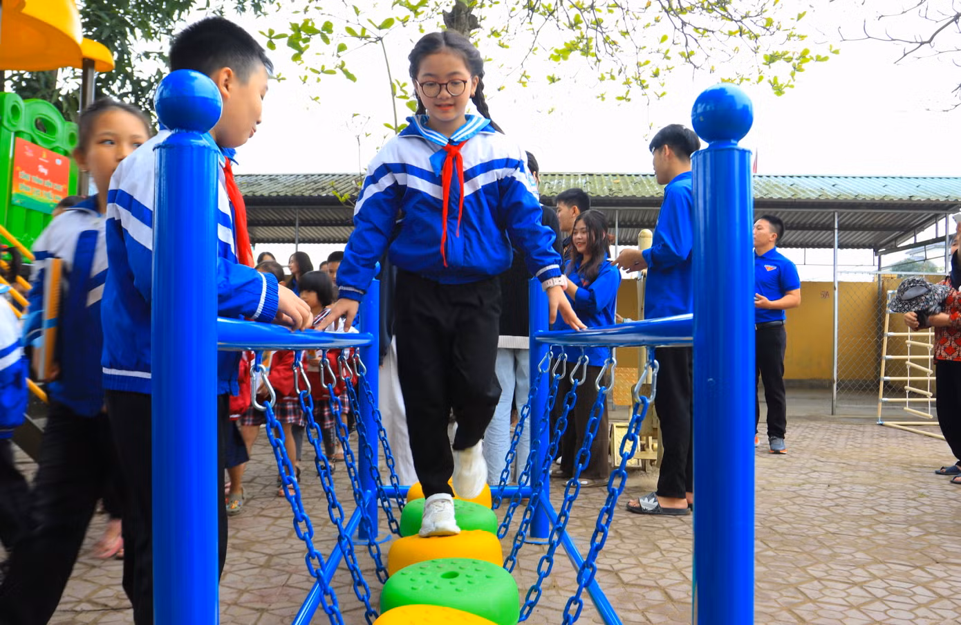 Đây là công trình tâm huyết của Hội đồng Đội T.Ư phối hợp với Công ty giải trí Sen Vàng, tổ chức Giọt nắng (Sunbeams) và Hoa hậu Nguyễn Thúc Thuỳ Tiên phối hợp triển khai. Khu vui chơi sẽ giúp các em học sinh giải trí sau những giờ học ở trường. Đây là công trình tâm huyết của Hội đồng Đội T.Ư phối hợp với Công ty giải trí Sen Vàng, tổ chức Giọt nắng (Sunbeams) và Hoa hậu Nguyễn Thúc Thuỳ Tiên phối hợp triển khai. Khu vui chơi sẽ giúp các em học sinh giải trí sau những giờ học ở trường.