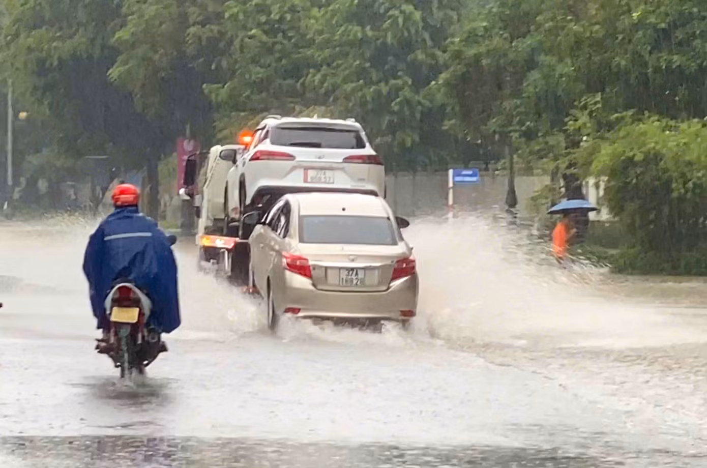 Trong sáng 23/9, nhiều xe ô tô đi vào khu vực ngập sâu bị chết máy buộc phải gọi cứu hộ. Trong sáng 23/9, nhiều xe ô tô đi vào khu vực ngập sâu bị chết máy buộc phải gọi cứu hộ.