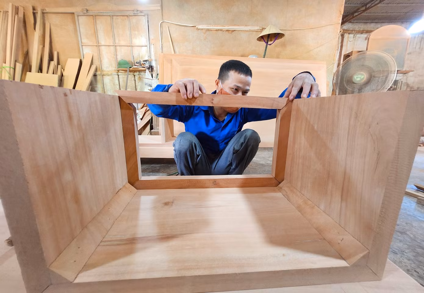 "Trước thì có thợ phụ, làm liên tục. Nay thì chỉ một mình làm thong thả. Một cái kệ mình đóng trong vòng 2 ngày, tính ra mỗi ngày công khoảng 500-600 nghìn đồng", anh Hải nói. "Trước thì có thợ phụ, làm liên tục. Nay thì chỉ một mình làm thong thả. Một cái kệ mình đóng trong vòng 2 ngày, tính ra mỗi ngày công khoảng 500-600 nghìn đồng", anh Hải nói.