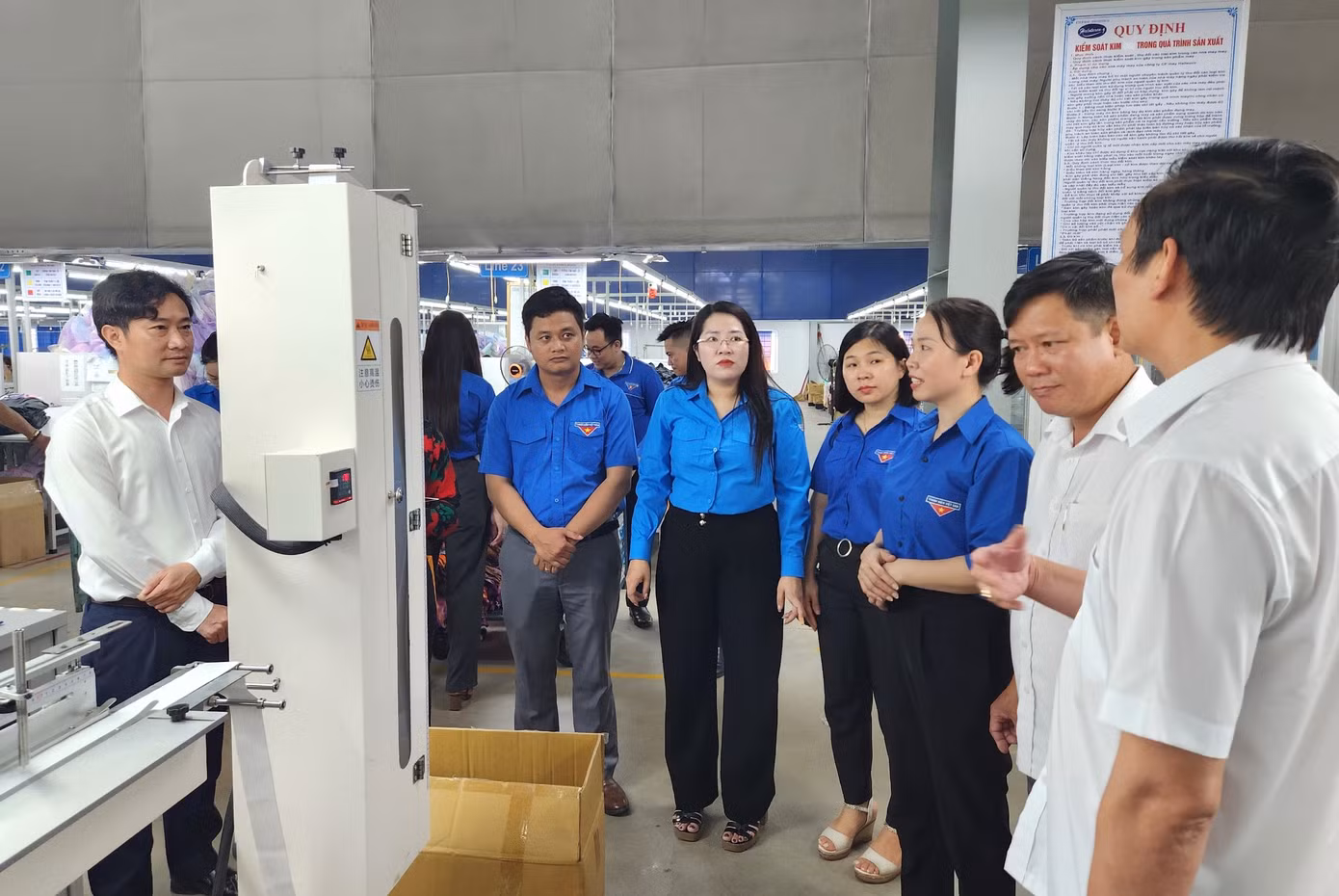 Trước đó, đoàn đại biểu đã đến tham quan hoạt động sản xuất tại Công ty CP May Halotexco. Trước đó, đoàn đại biểu đã đến tham quan hoạt động sản xuất tại Công ty CP May Halotexco.
