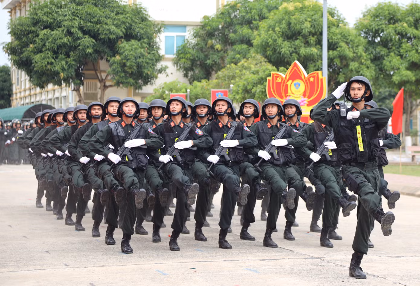 Các chiến sĩ CSCĐ Bắc Trung Bộ biểu dương lực lượng.