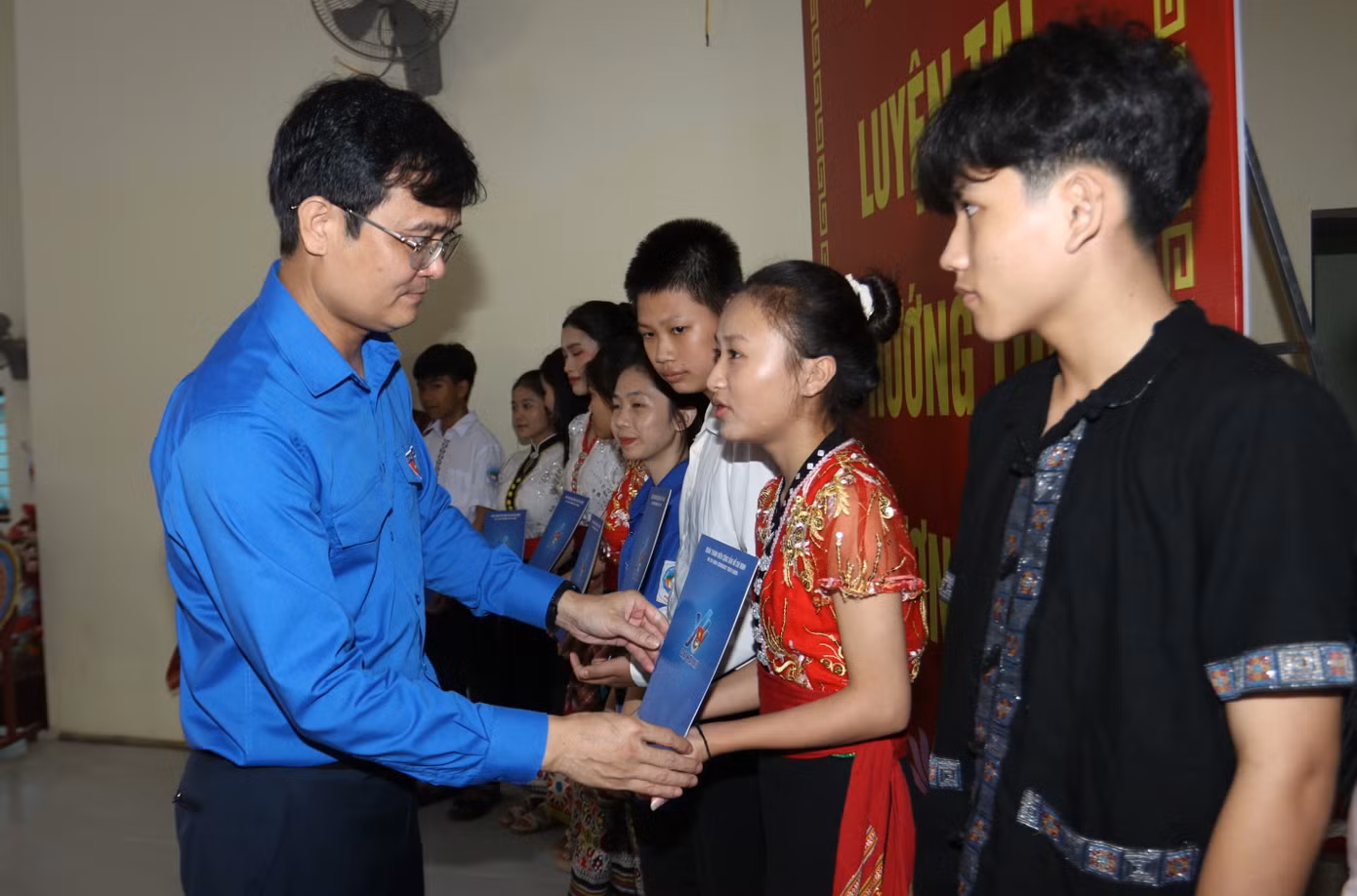 Anh Bùi Quang Huy - Bí thư thứ nhất Trung ương Đoàn tặng 50 suất quà trị giá 100 triệu đồng cho học sinh nghèo vượt khó học giỏi.