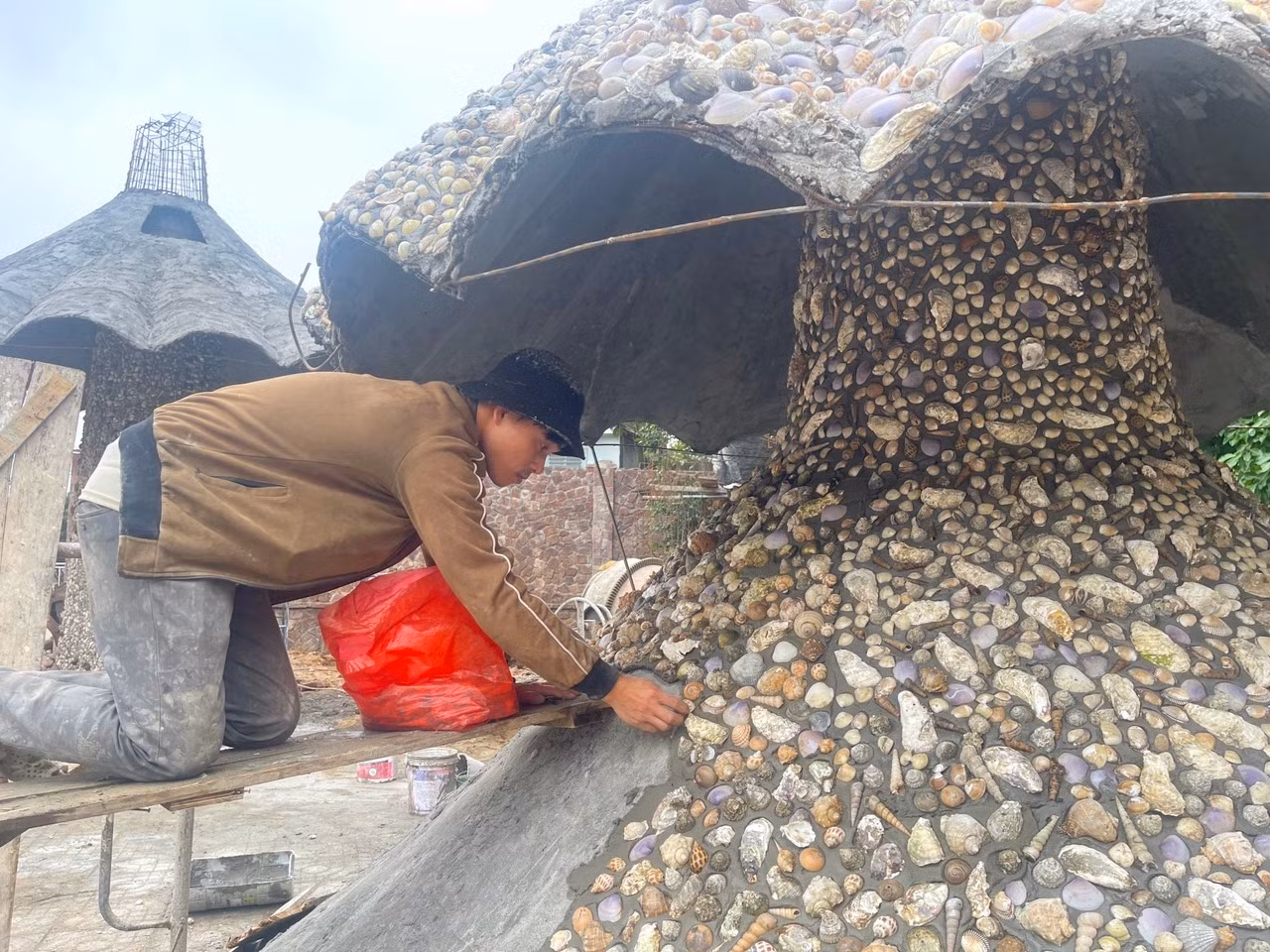 Cây thông được gắn hàng triệu vỏ ốc, hến, sò lên thân vây và 5 tán lá.