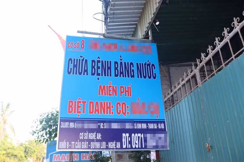 Ông Q. làm biển quảng cáo chữa bệnh bằng nước miễn phí và trang bị nhiều thiết bị để người dân đến chữa bệnh tại nhà riêng.