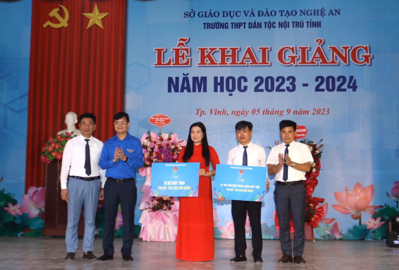Anh Bùi Quang Huy - Bí thư thứ nhất Trung ương Đoàn trao tặng cho trường THPT DTNT Nghệ An 10 bộ máy tính và 1 mô hình điện mặt trời trị giá 200 triệu đồng.