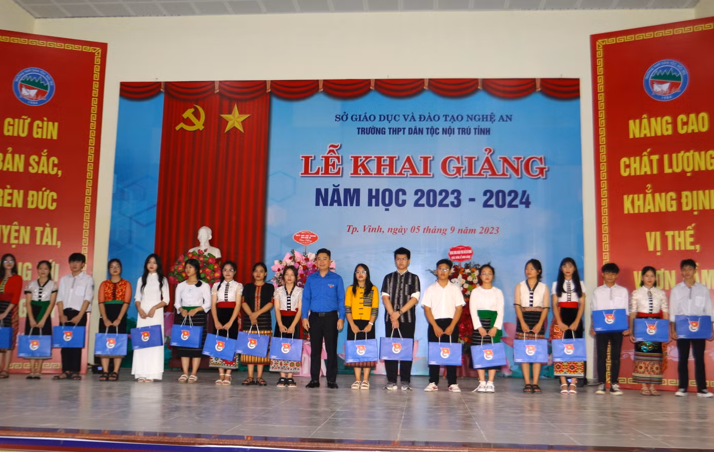 Bí thư Tỉnh Đoàn Nghệ An Lê Văn Lương tặng 20 suất quà cho Bí thư chi đoàn.