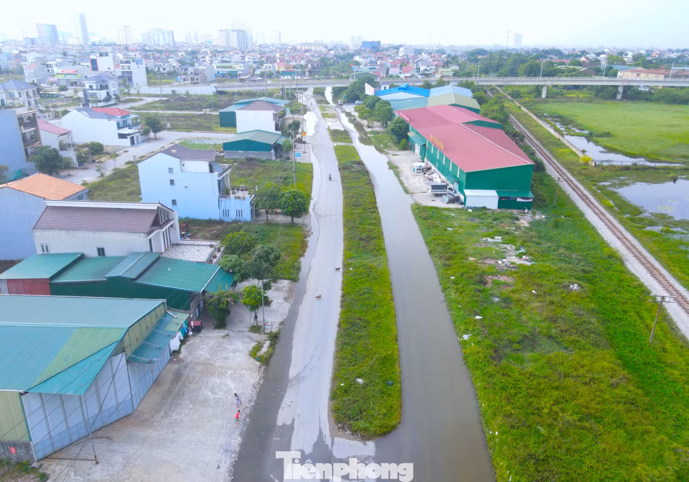 Do tuyến đường làm chưa xong, hệ thống mương thoát nước chưa được triển khai nên mỗi khi có mưa, cả tuyến đường này bị ngập sâu trong nước.