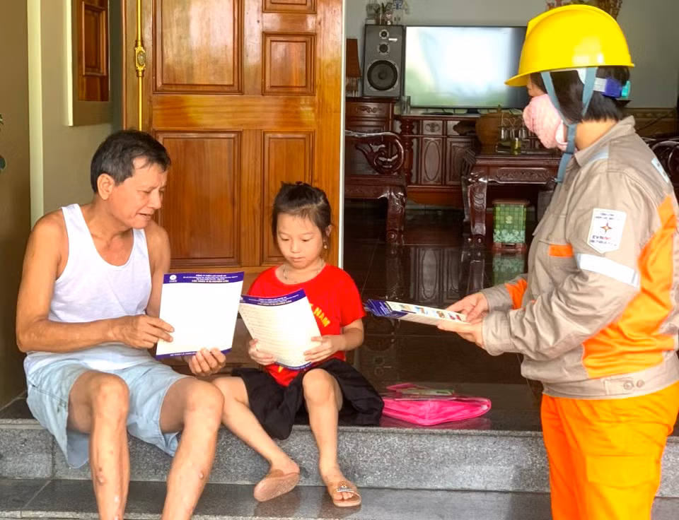 Các đoàn viên, cán bộ điện lực địa phương đến tận từng hộ gia đình trên các xã, huyện để tuyên truyền việc sử dụng điện hợp lý, an toàn, tiết kiệm, tránh lãng phí. Các đoàn viên, cán bộ điện lực địa phương đến tận từng hộ gia đình trên các xã, huyện để tuyên truyền việc sử dụng điện hợp lý, an toàn, tiết kiệm, tránh lãng phí.