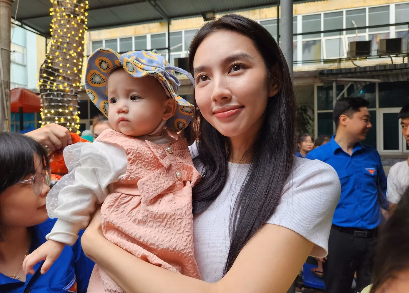 Hoa hậu Nguyễn Thúc Thùy Tiên - Hoa hậu Hòa bình Quốc tế năm 2021 bế và thăm hỏi những em nhỏ điều trị tại Bệnh viện Sản nhi Nghệ An. Hoa hậu Nguyễn Thúc Thùy Tiên - Hoa hậu Hòa bình Quốc tế năm 2021 bế và thăm hỏi những em nhỏ điều trị tại Bệnh viện Sản nhi Nghệ An.