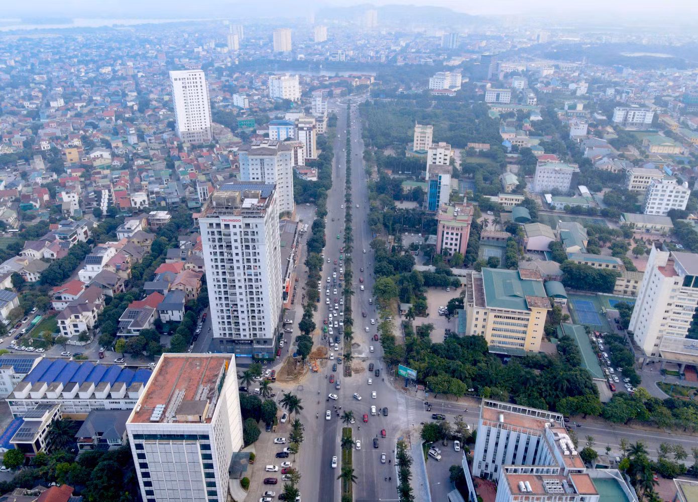 Cụ thể, công trình nói trên nằm trong dự án đầu tư nâng cấp tổng thể đại lộ Lê Nin từ ngã tư sân bay Vinh đến Quảng trường Hồ Chí Minh. Dự án có tổng mức đầu tư 560 tỷ đồng được chia làm 2 giai đoạn.