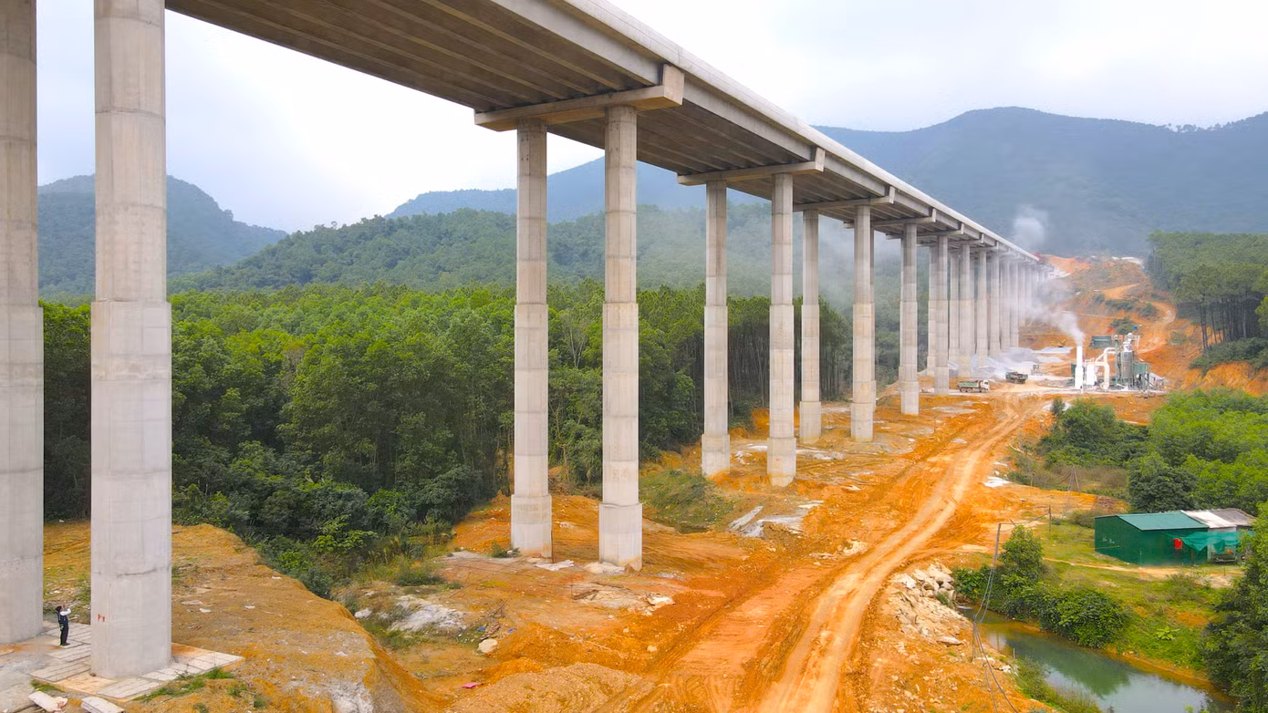 Cây cầu Thần Vũ 2 cũng cơ bản được hoàn thiện. Cây cầu Thần Vũ 2 cũng cơ bản được hoàn thiện.