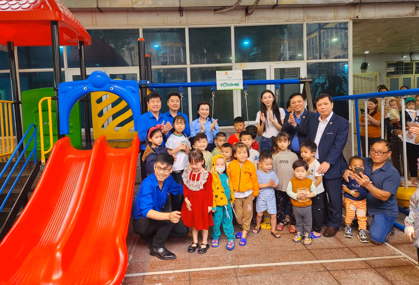 Ngày 17/3, Hội đồng Đội T.Ư đã tổ chức chuỗi chương trình trao tặng sân chơi và các hoạt động chăm lo, hỗ trợ thiếu nhi tại Bệnh viện Sản nhi Nghệ An và Trường Tiểu học Nghi Xuân (huyện Nghi Lộc, Nghệ An). Đây là một trong những hoạt động nhằm cụ thể hóa Kế hoạch của Ban Bí thư T.Ư Đoàn về việc tổ chức các hoạt động trong Tháng Thanh niên năm 2024; thiết thực chào mừng kỷ niệm 93 năm ngày thành lập Đoàn Thanh niên Cộng sản Hồ Chí Minh (26/3/1931 - 26/3/2024). Ngày 17/3, Hội đồng Đội T.Ư đã tổ chức chuỗi chương trình trao tặng sân chơi và các hoạt động chăm lo, hỗ trợ thiếu nhi tại Bệnh viện Sản nhi Nghệ An và Trường Tiểu học Nghi Xuân (huyện Nghi Lộc, Nghệ An). Đây là một trong những hoạt động nhằm cụ thể hóa Kế hoạch của Ban Bí thư T.Ư Đoàn về việc tổ chức các hoạt động trong Tháng Thanh niên năm 2024; thiết thực chào mừng kỷ niệm 93 năm ngày thành lập Đoàn Thanh niên Cộng sản Hồ Chí Minh (26/3/1931 - 26/3/2024).
