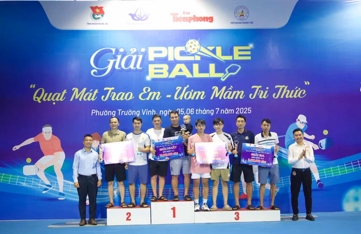 Ban tổ chức trao các giải Nhất, Nhì, Ba cho các cặp vận động viên ở trình 4.2.