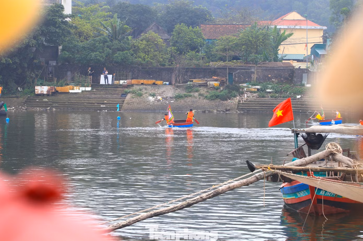 Khác với đua các loại thuyền thông thường, việc đua thuyền mủng khó hơn và kịch tích, tạo sự hấp dẫn hơn. "Thuyền mủng hình tròn nên rất khó di chuyển. Chỉ những người quen, có kinh nghiệm mới chèo được thuyền mủng, nếu không thuyền sẽ xoay tròn trên nước mà không di chuyển được. Việc chèo đã khó, để đua được càng khó hơn, nên cần sức lực nhiều và khéo léo", anh Nguyễn Văn Huân (trú phường Nghi Thủy) chia sẻ.