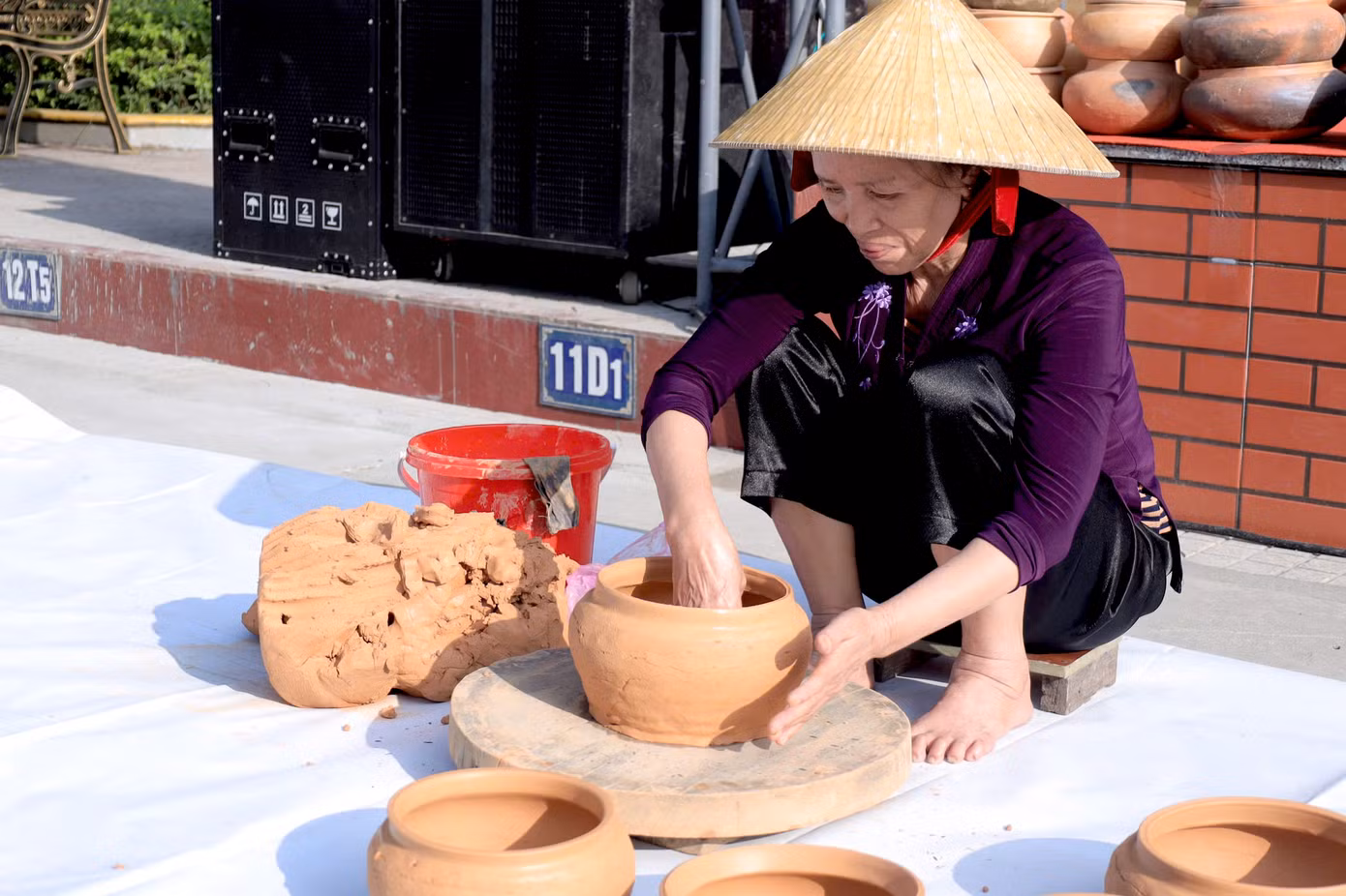 Tại diễn đàn, các đoàn viên thanh niên, học sinh được theo dõi quá trình làm nồi đất chỉ bằng những dụng cụ thô sơ của các người dân ở làng nghề nồi đất Trù Sơn.