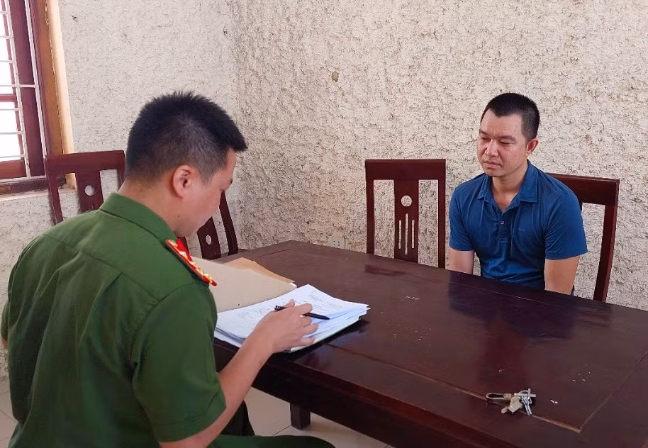 Đối tượng Trần Văn Quang cầm đầu ổ nhóm cá độ bóng đá ở huyện Nam Đàn. Đối tượng Trần Văn Quang cầm đầu ổ nhóm cá độ bóng đá ở huyện Nam Đàn.