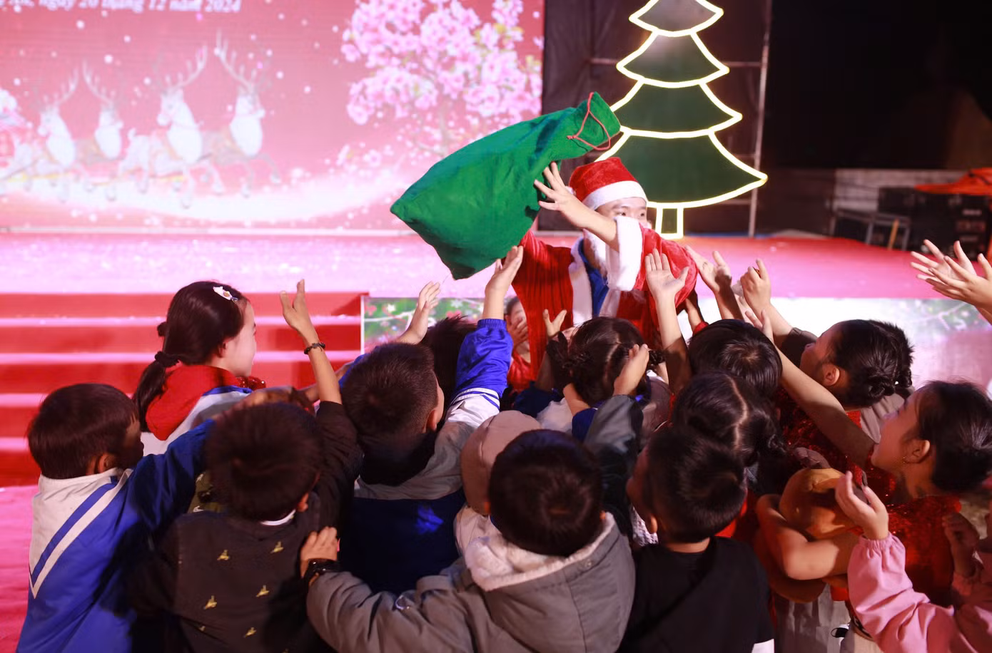 Các em thiếu nhi được giao lưu cùng ông già Noel và tham gia các trò chơi, câu đố để nhận những phần quà hấp dẫn.