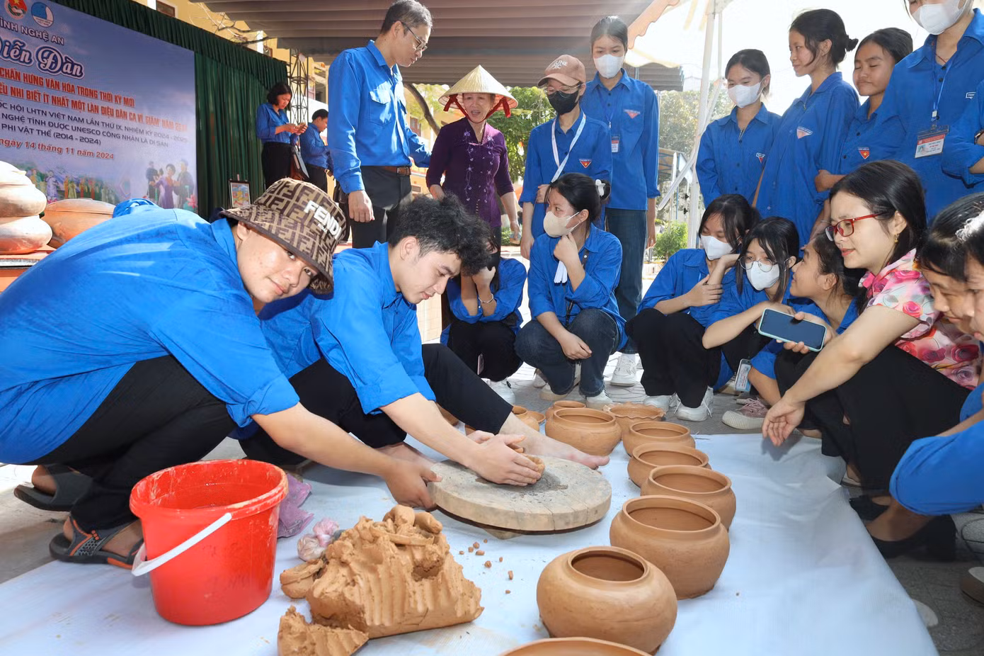 Các bạn đoàn viên thanh niên được tự tay mình trải nghiệm làm nồi đất. Qua đó, các bạn hiểu được hơn về nghề truyền thống ở làng nghề Trù Sơn.