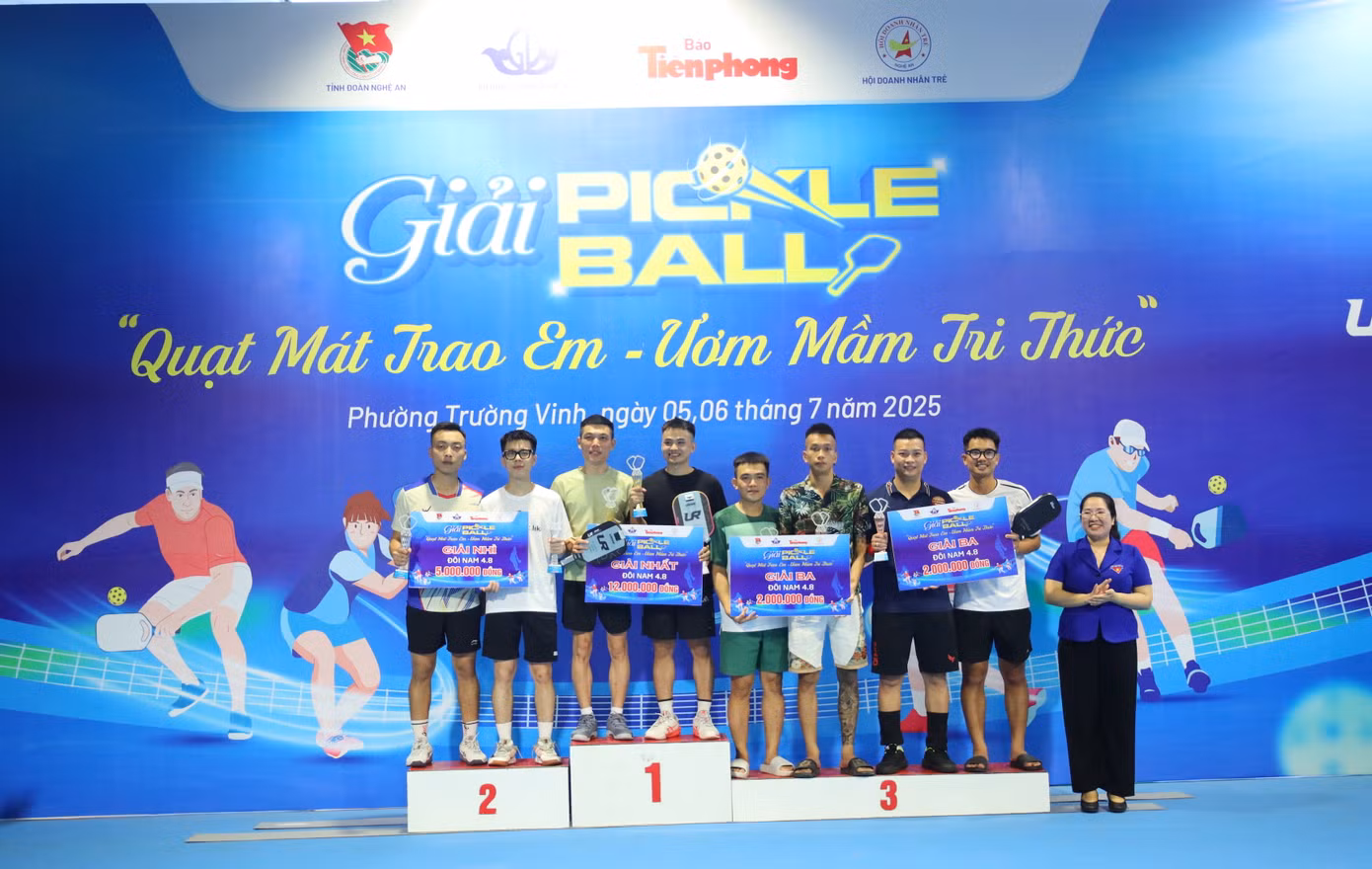Chị Nguyễn Thị Phương Thúy - Ủy viên Ban Chấp hành T.Ư Đoàn, Phó Chủ tịch Uỷ ban Mặt trận tổ quốc tỉnh, Bí thư Đoàn TNCS Hồ Chí Minh, Chủ tịch Hội LHTN Việt Nam tỉnh Nghệ An trao giải cho các đội thi ở trình 4.8.
