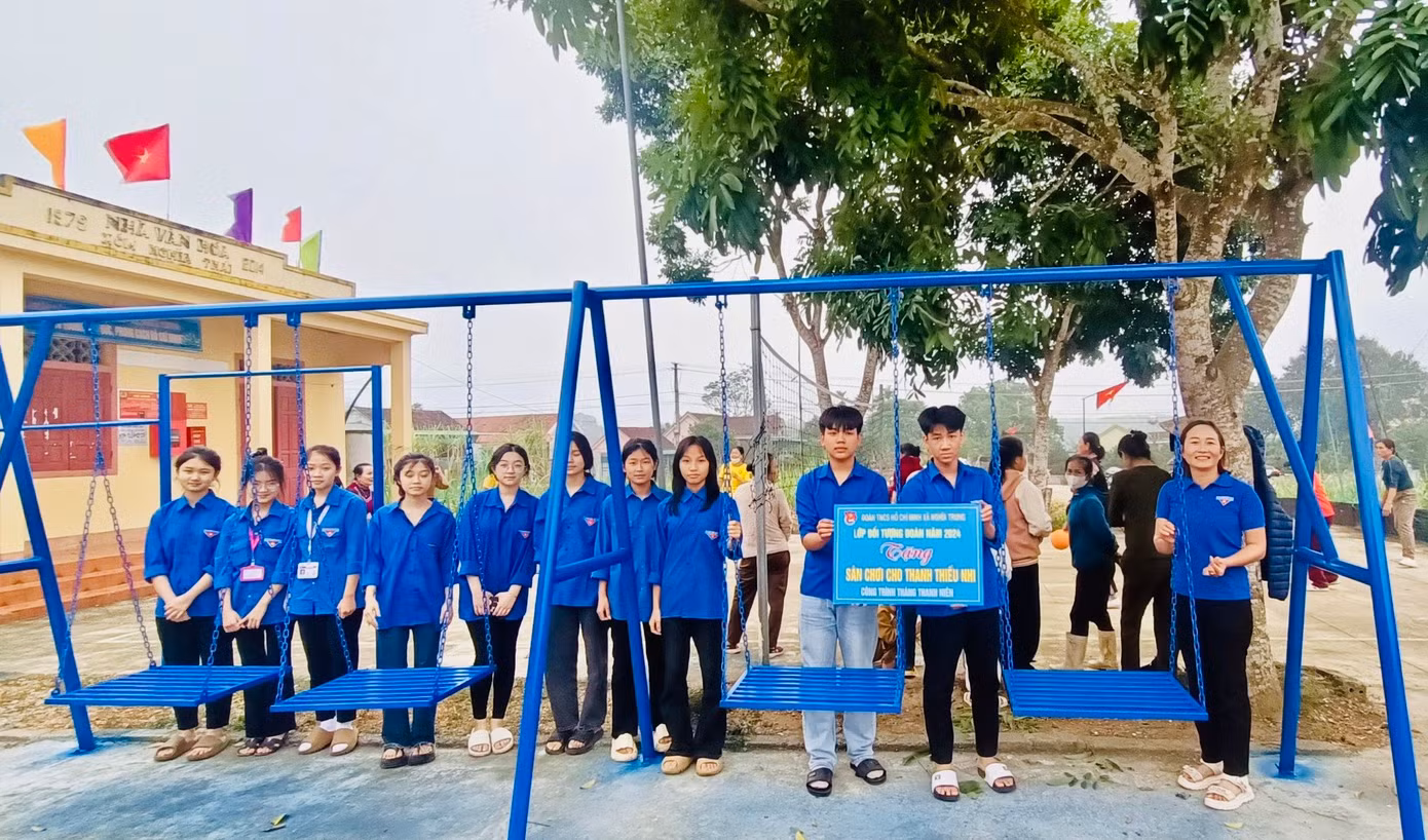 Tại huyện Nghĩa Đàn, thời gian qua các cơ sở Đoàn trên địa bàn đã triển khai và trao tặng 4 công trình sân chơi thiếu nhi cho các xã Nghĩa Bình, Nghĩa Phú, Nghĩa Trung và Trung tâm Y tế huyện với tổng trị giá gần 100 triệu đồng.