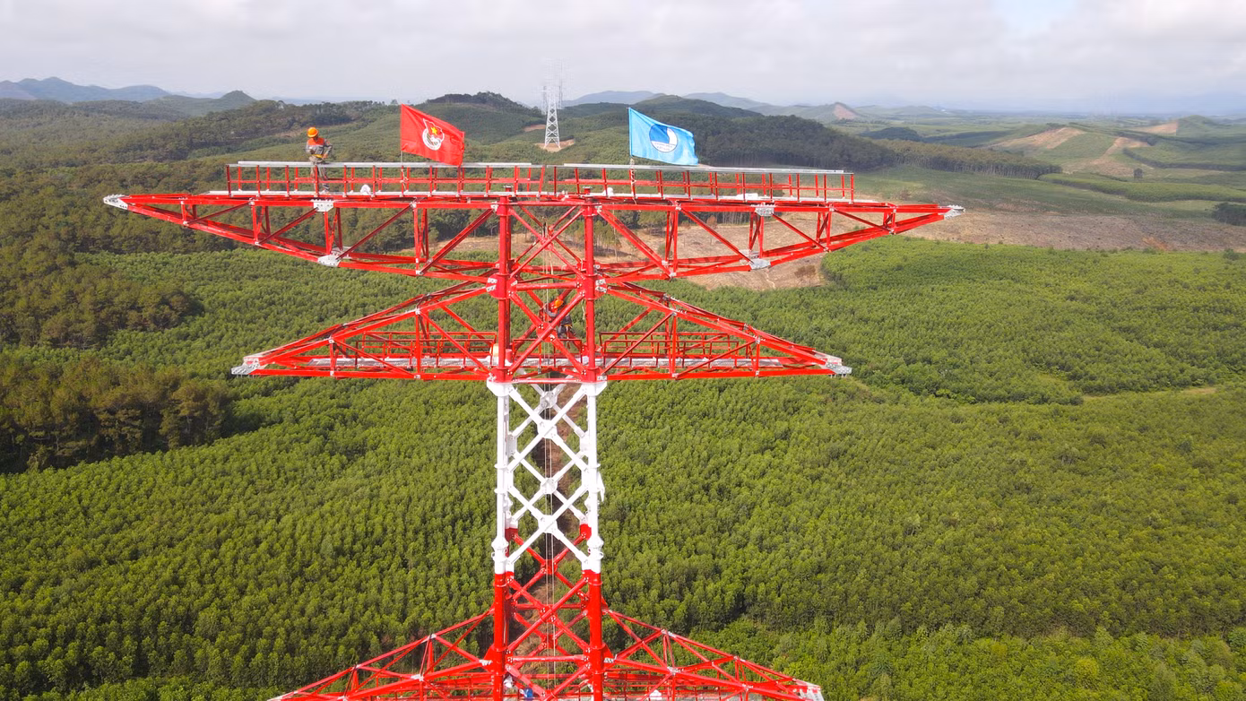 Hai lá cờ Đoàn và cờ Hội LHTN Việt Nam tung bay phấp phới trên cột điện 500kV mạch 3 là niềm tự hào và minh chứng cho sự quyết tâm của tuổi trẻ tỉnh Nghệ An trong việc hỗ trợ thực hiện đường dây 500kV mạch 3 nói riêng và các công trình trọng điểm quốc gia giai đoạn hiện nay nói chung.