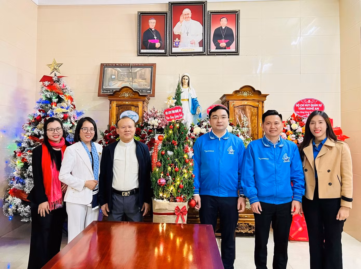 Trước đó vào chiều cùng ngày, đại diện Ban Thường vụ Tỉnh Đoàn - Ban Thư ký Hội LHTN tỉnh Nghệ An đã đến thăm, tặng quà, chúc mừng Giáo xứ Vạn Thủy và thanh niên tôn giáo tiêu biểu trên địa bàn huyện Quỳnh Lưu.