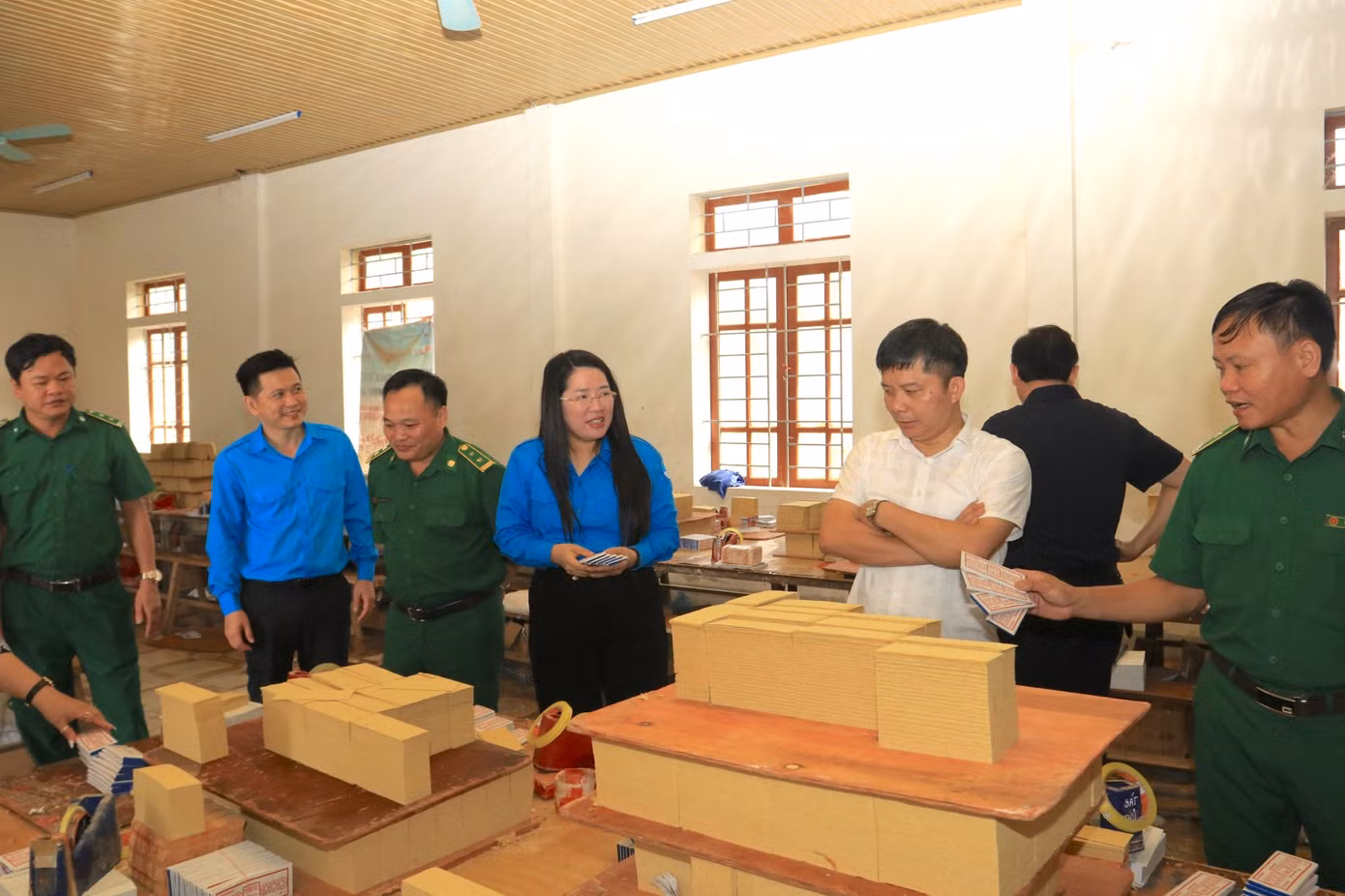 Các đại biểu đến kiểm tra khu nhà xưởng là nơi các học viên được dạy, học nghề làm vàng mã. Các đại biểu đến kiểm tra khu nhà xưởng là nơi các học viên được dạy, học nghề làm vàng mã.