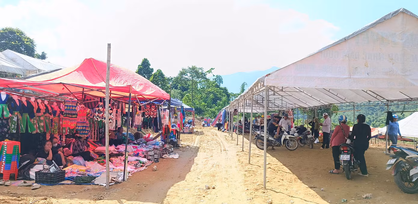 Các khu bán hàng được dựng rạp chắc chắn với những khu riêng biệt về bán quần áo, quầy thực phẩm, quầy ăn uống, quầy vui chơi, quầy đồ dùng gia dụng...