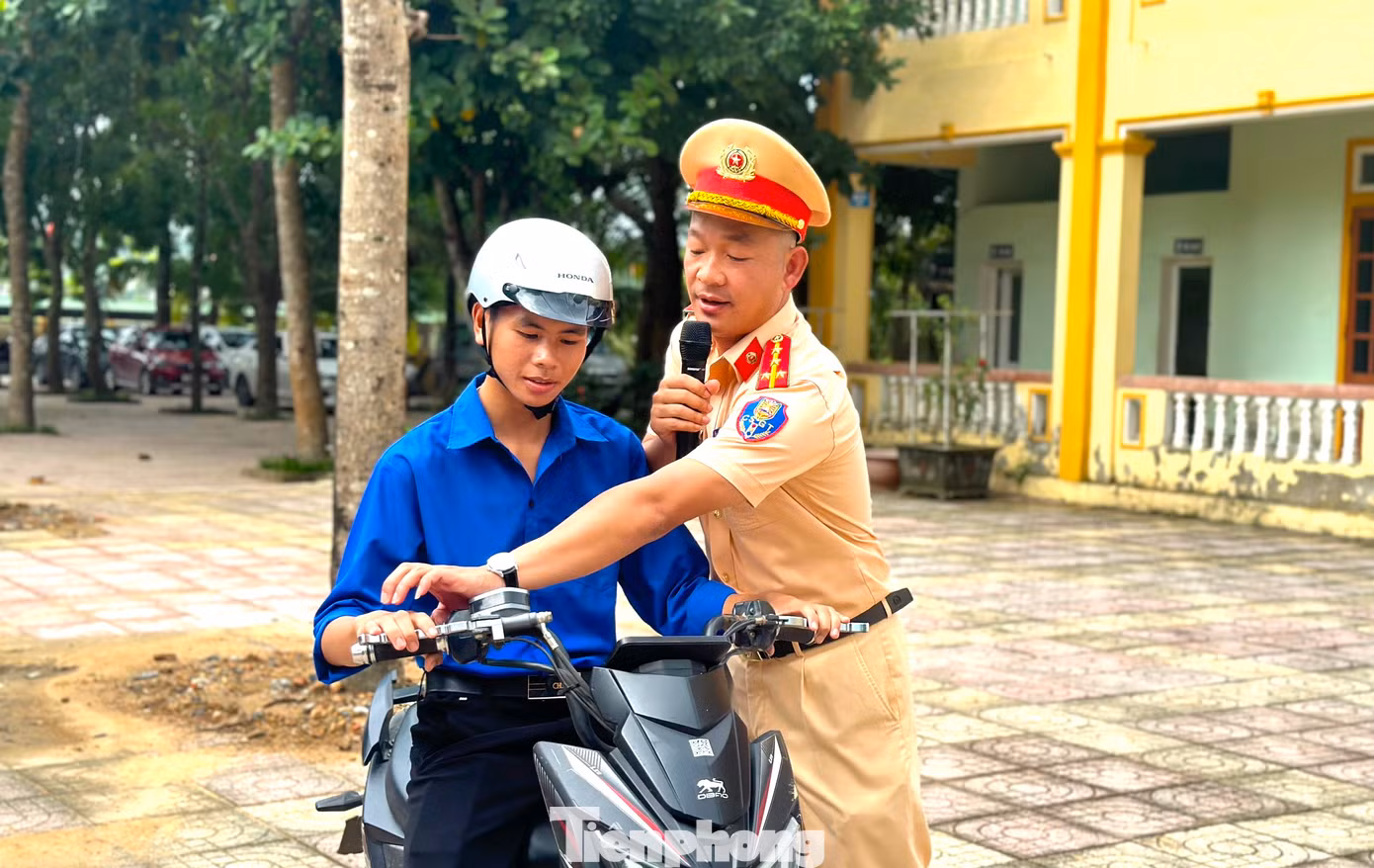 Hướng dẫn cho các em học sinh kỹ thuật, kỹ năng lái xe an toàn. Hướng dẫn cho các em học sinh kỹ thuật, kỹ năng lái xe an toàn.