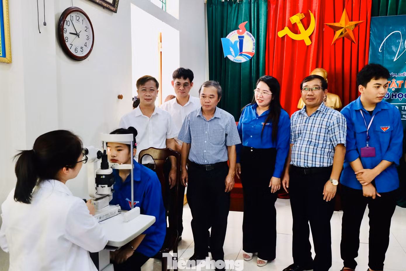 Tổ chức khám mắt, cấp thuốc miễn phí cho học sinh trường THPT Nghi Lộc 5. Tổ chức khám mắt, cấp thuốc miễn phí cho học sinh trường THPT Nghi Lộc 5.