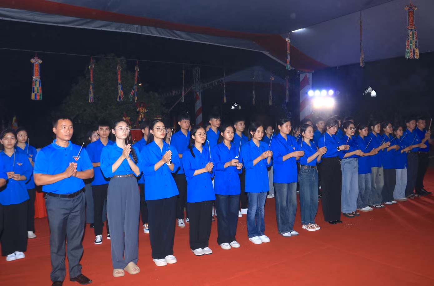 Các đoàn viên thanh niên dâng hương tưởng niệm các anh hùng liệt sỹ. Các đoàn viên thanh niên dâng hương tưởng niệm các anh hùng liệt sỹ.