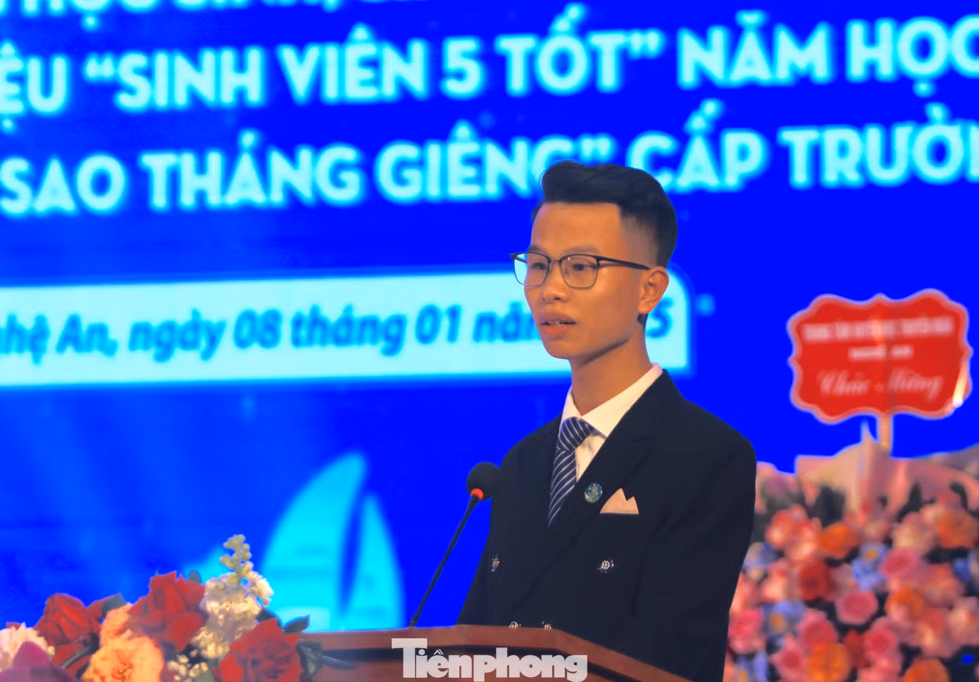 Anh Nguyễn Thành Lộc - Chủ tịch Hội Sinh viên Trường Đại học Vinh phát biểu tri ân các thế hệ cán bộ Hội Sinh viên trường. Anh Nguyễn Thành Lộc - Chủ tịch Hội Sinh viên Trường Đại học Vinh phát biểu tri ân các thế hệ cán bộ Hội Sinh viên trường.