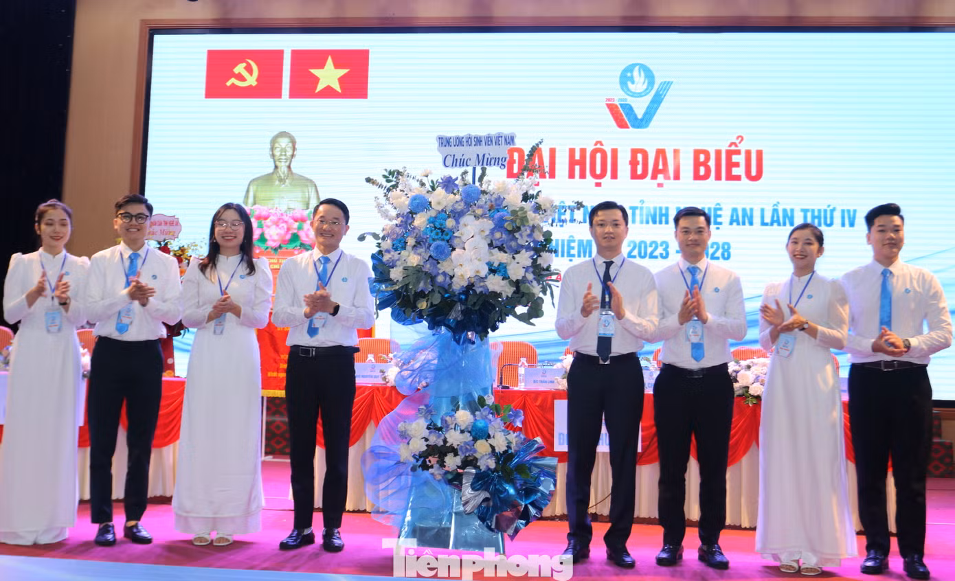 Anh Nguyễn Minh Triết - Bí thư T.Ư Đoàn, Chủ tịch T.Ư Hội Sinh viên Việt Nam tặng hoa chúc mừng Đại hội.