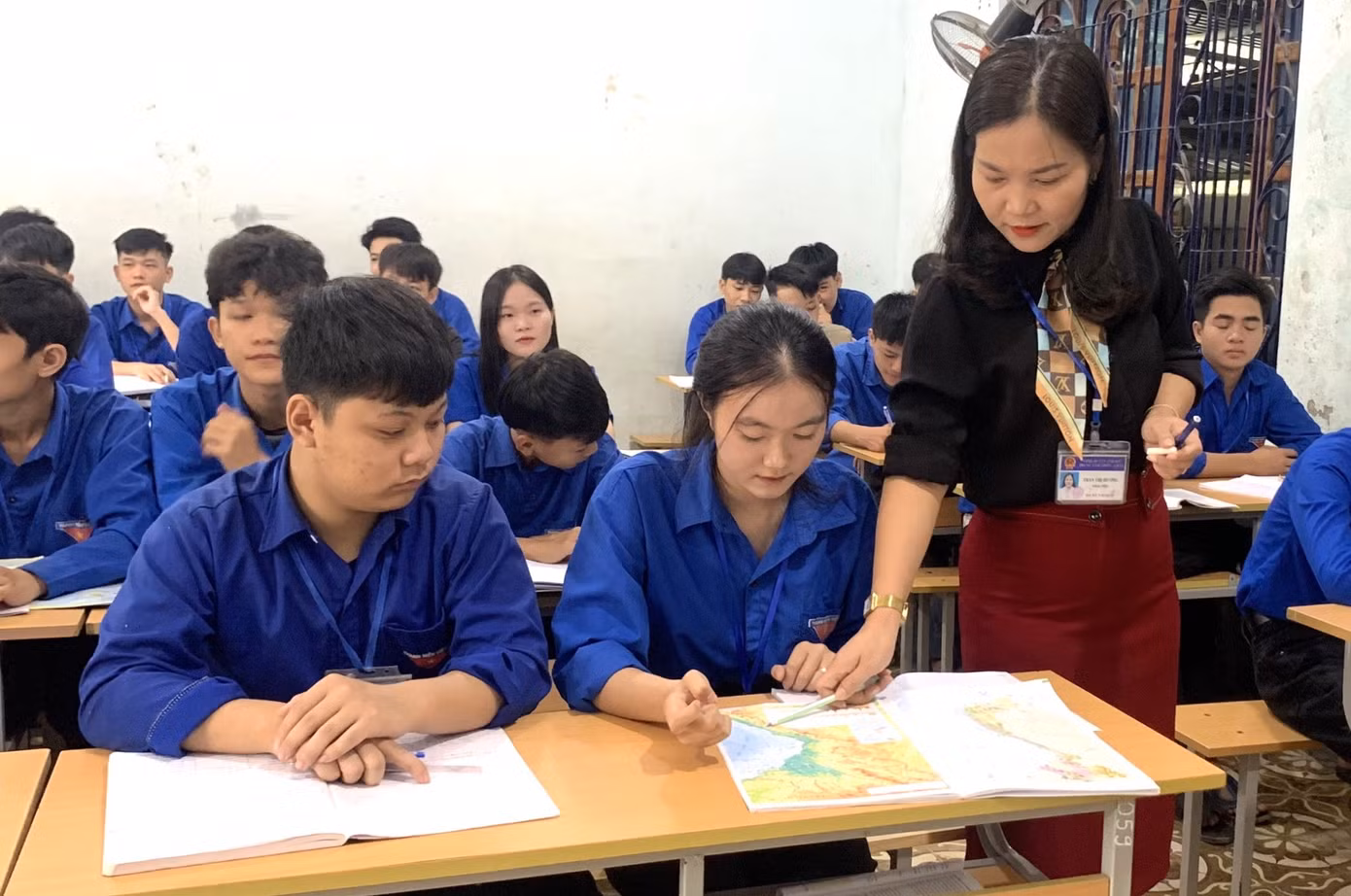 Hương chia sẻ bí quyết ở lớp tập trung học trong sách giáo khoa để nắm vững kiến thức cơ bản.