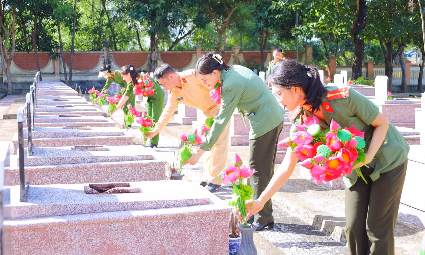 Dâng hoa, dâng hương lên các phần mộ liệt sĩ tri ân nhân ngày 27/7.