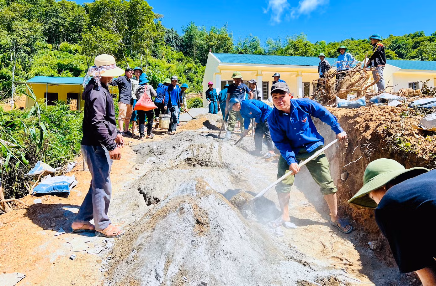 Nắng nóng nhưng các đoàn viên thanh niên vẫn miệt mài trộn bê tông để làm đường.