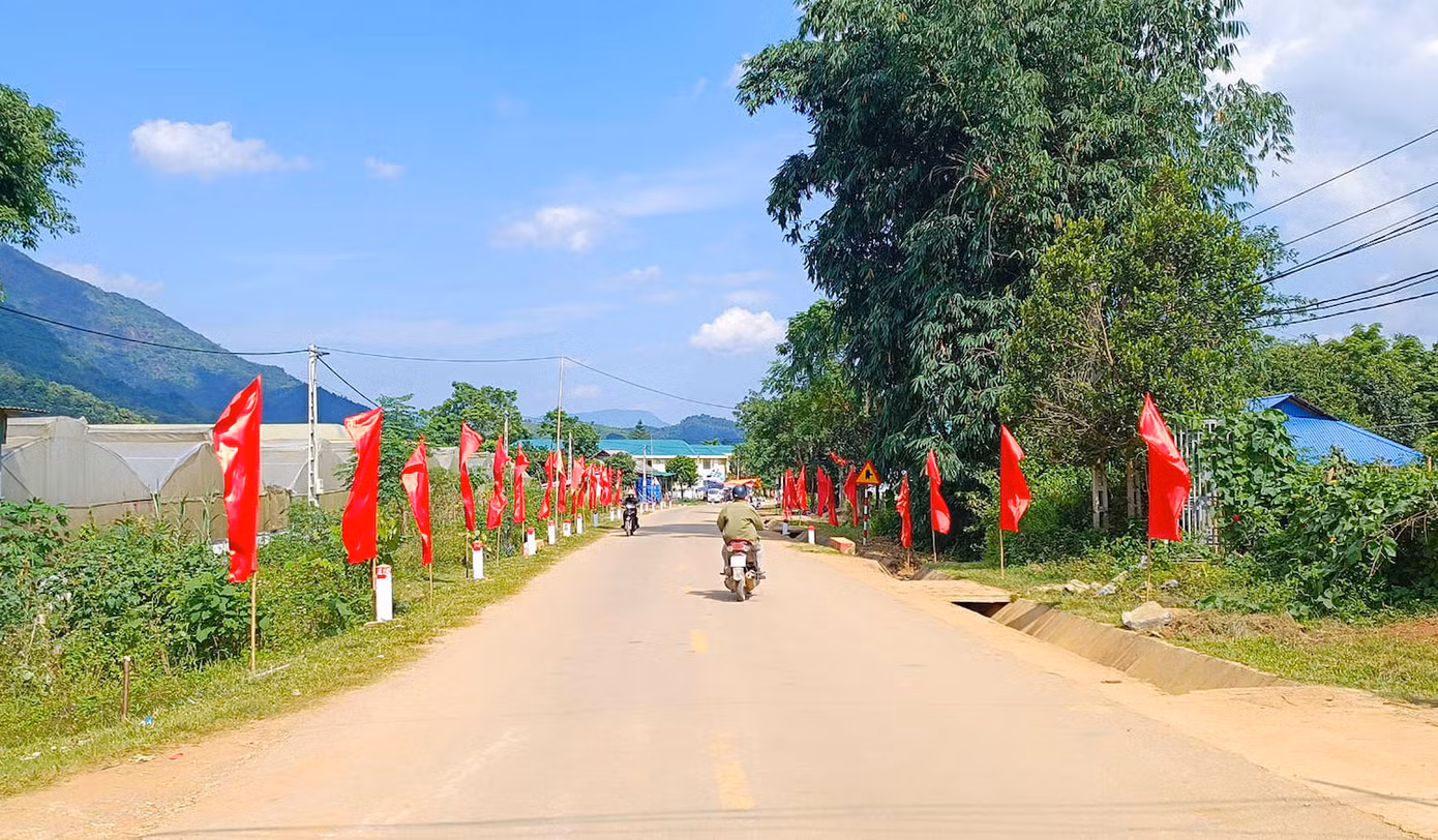 Nhiều ngày trước, cơ quan chức năng xã Tri Lễ đã tiến hành trang hoàng con đường chính dẫn vào xã và khu chợ phiên. Những con đường được treo cờ rực rỡ, dọn dẹp sạch sẽ.