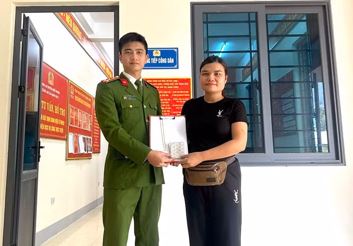 Chị Phương đến Công an xã Hạnh Dịch trình báo sau khi nhặt được chiếc túi vải chứa vàng bên trong. Chị Phương đến Công an xã Hạnh Dịch trình báo sau khi nhặt được chiếc túi vải chứa vàng bên trong.
