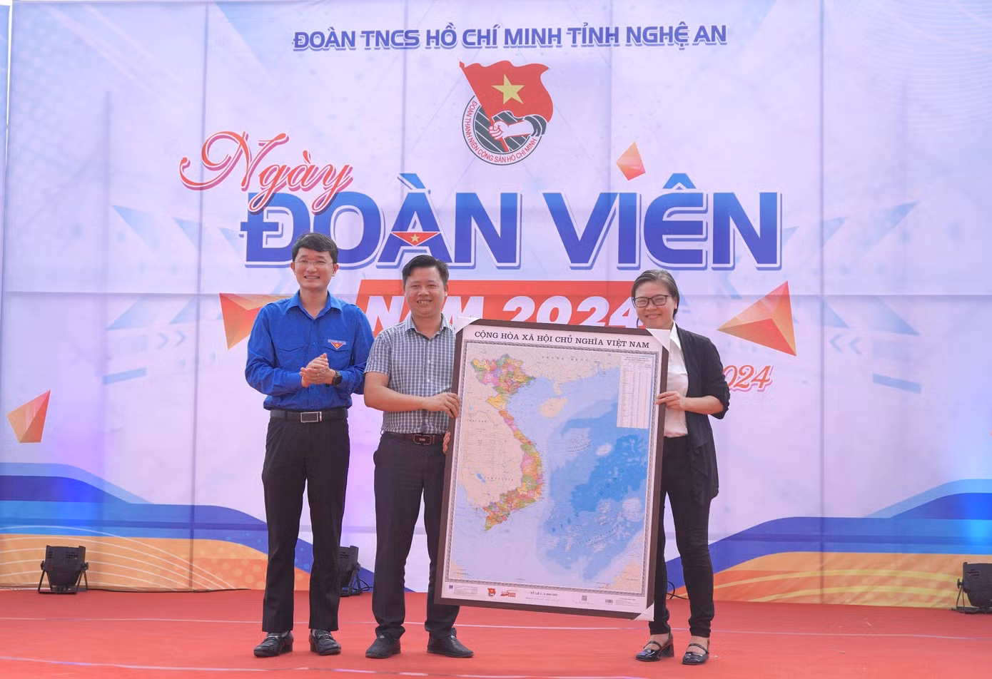 Ban tổ chức trao tặng quà cho các thanh niên công nhân có hoàn cảnh khó khăn, trao bản đồ và tủ thuốc cho Chi đoàn Công ty CP May Minh Anh Tân Kỳ.