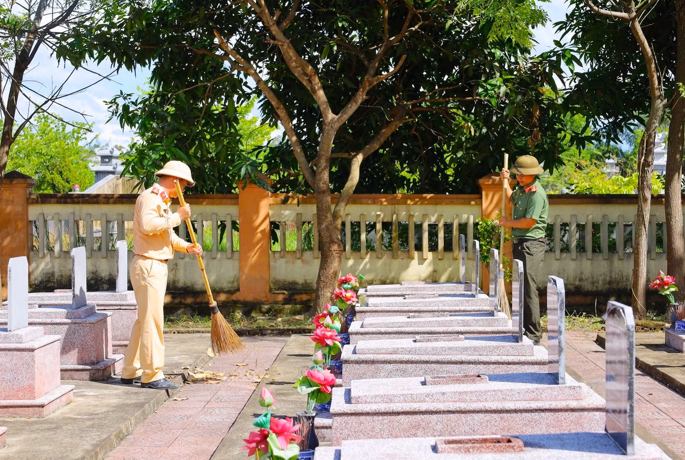 Những ngày qua, Đoàn thanh niên Công an tỉnh Nghệ An cũng đã tổ chức nhiều hoạt động nhằm hướng tới kỷ niệm Ngày Thương binh - Liệt sĩ như dọn dẹp, chỉnh trang khuôn viên các nghĩa trang, đài tưởng niệm.