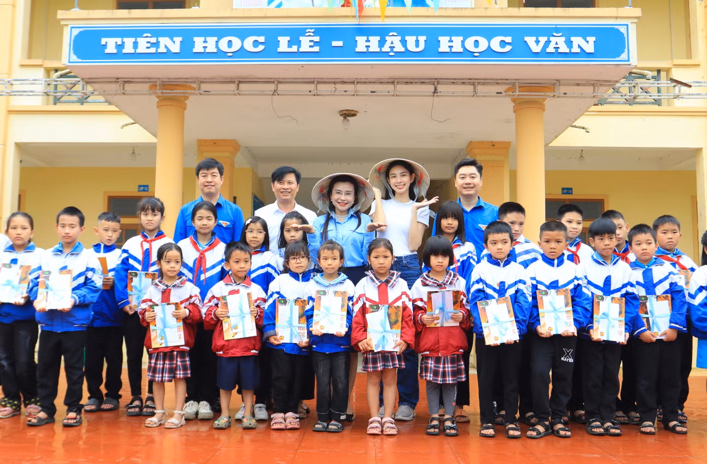 Đoàn công tác chụp hình lưu niệm với các em học sinh và các bạn đoàn viên thanh niên. Đoàn công tác chụp hình lưu niệm với các em học sinh và các bạn đoàn viên thanh niên.