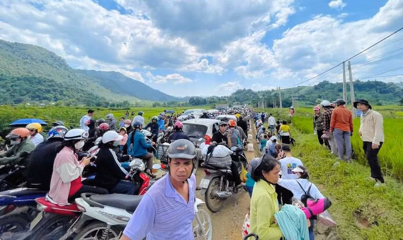 “Chưa bao giờ ở xã chúng tôi lại có một sự kiện thu hút nhiều du khách đến như vậy. Du khách về đông nên đường tắc nhiều giờ đồng hồ. Phiên chợ dự kiến diễn ra trong một ngày, nhưng ngày 2/9, người dân vẫn có nhu cầu thì vẫn tiếp tục mua bán bình thường tại phiên chợ này”, Bí thư Đảng ủy xã Tri Lễ chia sẻ.